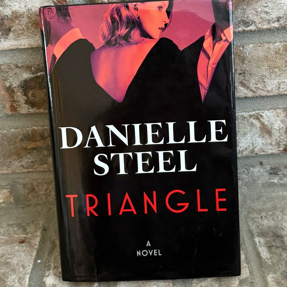 Danielle Steel 'Triangle' Novel - Black and Red Cover
